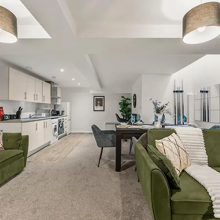 Modern Retreat Near Centre Leeds (West Yorkshire)
