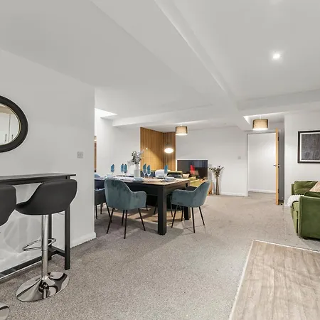 Modern Retreat Near Centre * Leeds (West Yorkshire)